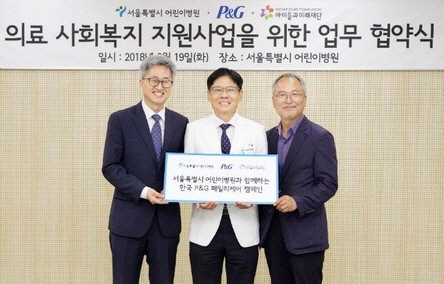 박린컨(왼쪽) 한국P&G 전무가 협약식에서 기념촬영을 하고 있다. /사진제공=한국P&G