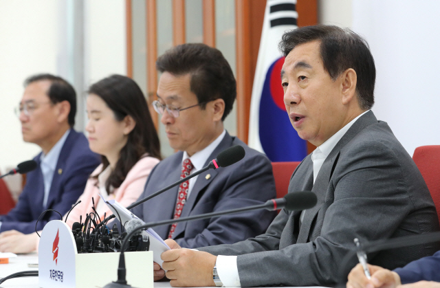 지난 18일 자유한국당 김성태 당대표 권한대행(오른쪽)이 국회에서 현안 관련 기자회견을 열고 발언하는 모습이다./출처=연합뉴스