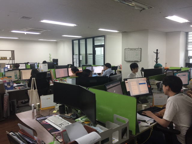 서울시 구로구 구로디지털단지에 자리한 케이더블유북스 직원들이 웹 콘텐츠 개발에 몰두하고 있다. /사진제공=케이더블유북스