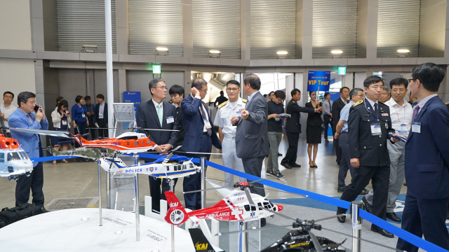 20일 인천 송도 컨벤시아에서 열린‘2018 국제 해양·안전 대전’에 전시된 한국항공우주산업의 수리온 기반 해경헬기를 참가자들이 둘러보고 있다./사진제공=한국항공우주