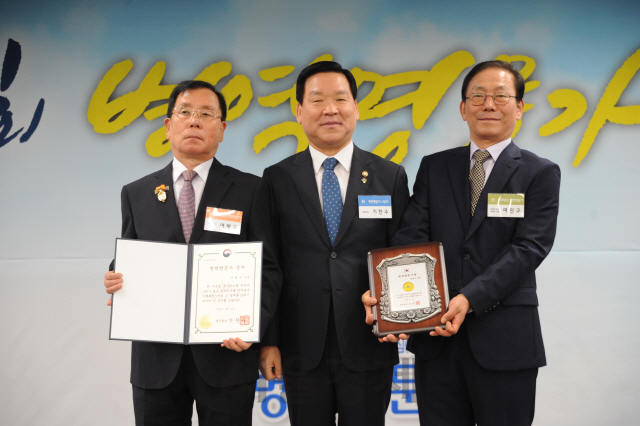 기찬수 병무청장(가운데)이 20일 2018년 병역명문가 시상식에서 대통령상을 수상한 여운홍씨 가문 대표들에게 상장과 감사패를 전달하며 국가 차원의 예우와 감사를 전하고 있다.