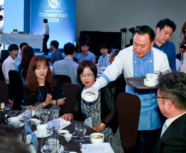 이해선 코웨이 대표가 지난 19일 서울 서초구 세빛섬에서 열린 ‘코웨이데이’에서 신입사원의 가족을 초청해 코웨이 제품을 활용해 직접 만든 요리를 선보이고 있다. /사진제공=코웨이