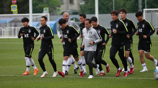 한국 축구대표팀 선수들이 20일(한국시간) 대표팀 베이스캠프인 러시아 상트페테르부르크에서 하비에르 미냐노 피지컬 코치와 함께 러닝으로 몸을 풀고 있다.  /연합뉴스