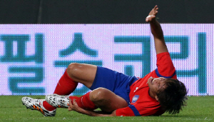 발목은 축구 경기에서 가장 많이 다치는 부위다. 축구 국가대표팀의 한 선수가 발목 부위에 부상을 입고 고통스러워 하고 있다./연합뉴스