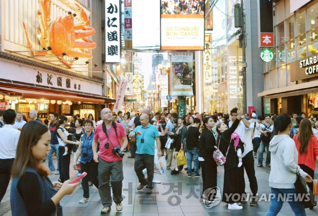 관광객들로 붐비는 일본 도쿄의 거리. /도쿄=연합뉴스