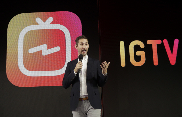 케빈 시스트롬 인스타그램 최고경영자(CEO)가 동영상 게시자를 위한 일종의 콘텐츠 허브인 ‘IGTV’를 소개하고 있다. /AP연합뉴스