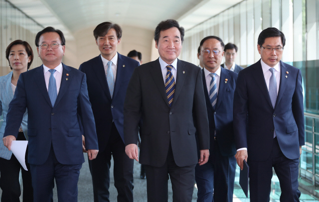 이낙연 국무총리가 21일 서울 종로구 정부서울청사 별관에서 검경 수사권 조정 합의문 담화 및 서명식에 참석하기 위해 서명식장으로 향하고 있다./연합뉴스