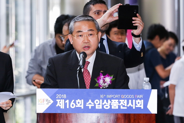 한국수입협회 신명진 회장이 환영사를 하고 있다.