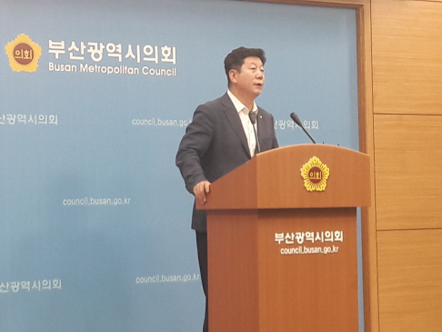 박재호 인수위원장이 21일 오후 부산시의회 브리핑룸에서 민선7기 부산시 조직개편안에 대해 설명하고 있다./조원진 기자
