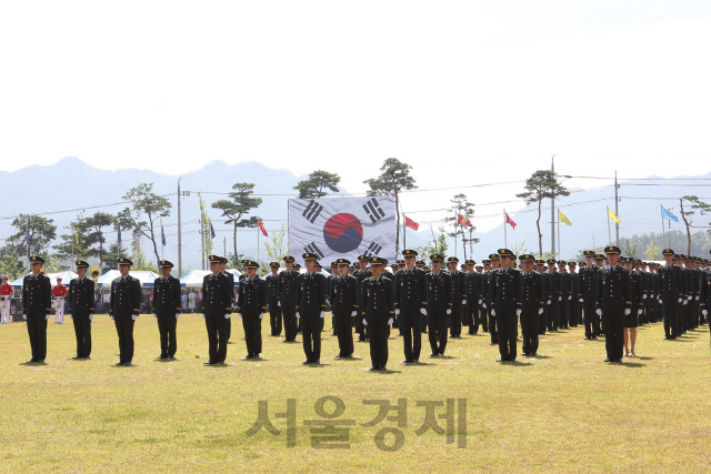 학사통합임관식…대통령상에 김수지 소위