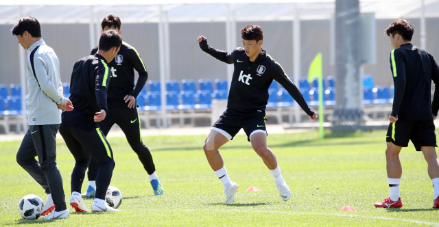 축구대표팀 황희찬이 20일(현지시간) 러시아 상트페테르부르크 로모노소프 스파르타크 훈련장에서 공식 훈련을 하고 있다./출처=연합뉴스