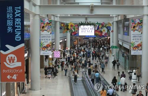 롯데면세점이 반납한 인천공항 제1 터미널 면세매장을 두고 22일 신라와 신세계가 경쟁한다. 어느 사업자가 매장을 취득하느냐에 따라 면세업계 판도가 달라질 수 있어 관심을 모으고 있다./출처=연합뉴스