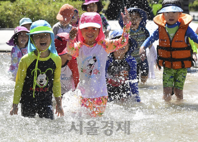 22일 오전 정식 개장한 서울 송파구 성내천 물놀이장을 찾은 관내 어린이집 원생들이 물놀이를 즐기고 있다. 송파구는 오는 8월 31일까지 물놀이장을 운영할 예정이다./송은석기자