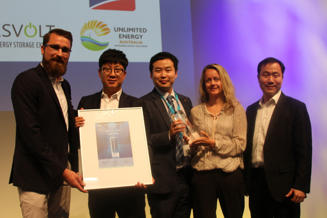 한화큐셀 글로벌R&D팀과 글로벌 마케팅&커뮤니케이션팀이 인터솔라 어워드에서 상을 수상하고 있다./사진제공=한화큐셀