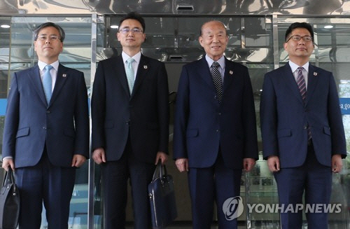 남북적십자회담 대표단이 21일 오후 서울 종로구 남북회담본부에서 8·15 이산가족상봉행사 등 인도적 사안 논의를 위한 적십자회담 출발하기 전 포즈를 취하고 있다. (사진=연합뉴스)