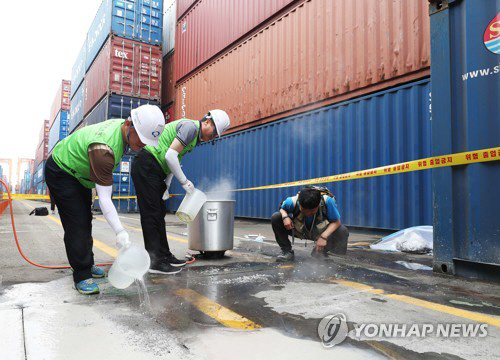 지난 19일 경기도 평택시 평택항 컨테이너터미널 야적장에서 농림축산검역본부 관계자들이 붉은불개미 방제작업을 하고 있다. 농림축산검역본부는 18일 평택항 컨테이너터미널 야적장 바닥 콘크리트 틈새에서 붉은불개미 일개미 20여 마리를 발견해 주변 지역을 대상으로 소독과 방제를 하고 있다고 밝혔다./출처=연합뉴스