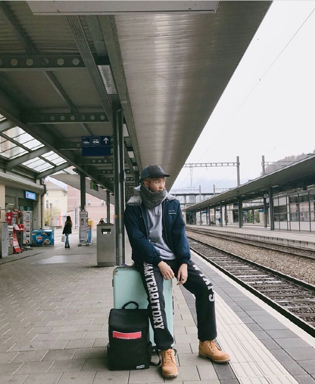 방탄소년단 RM이 유럽 여행에서 메고 다녀 화제가 된 업사이클 가방 브랜드 ‘컨티뉴(Continew)’의 백팩. /방탄소년단 트위터 갭처