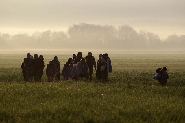 중동 내전과 생활고를 피해 유럽행을 택한 중동 난민들이 그리스의 주요 난민 이동경로 중 한 곳인 이도메니를 지나고 있다.          /이도메니=로이터연합뉴스
