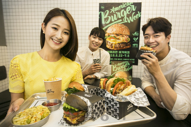 22일 눈과 입이 즐거운 수제버거 축제인 ‘아메리칸 버거위크’에 참여한 서울의 한 레스토랑에서 직장인들이 수제 버거로 점심 식사를 하고 있다.  '프리미엄 캐주얼' 스타일의 식문화를 이끌고 있는 수제 버거는 맛은 물론 영양적으로도 훌륭해 최근 직장인들의 인기 점심 메뉴로 등극했다. 여기에 맥주를 더하면 간단한 회식 메뉴로도 변신한다. 이런 트렌드를 반영해 미국육류수출협회가 6월 22일부터 7월 5일까지 수제버거 레스토랑과 함께 ‘2018 아메리칸 버거위크’를 진행한다. ‘아메리칸 버거위크’는 미국식 수제버거를 국내 소비자들에게 제대로 소개하자는 취지로 작년부터 시작한 미국육류수출협회의 대표적인 푸드위크 행사이다. 행사 기간 동안 특별히 구성된 아메리칸 버거위크 메뉴를 최대 20% 할인된 금액으로 즐길 수 있다.