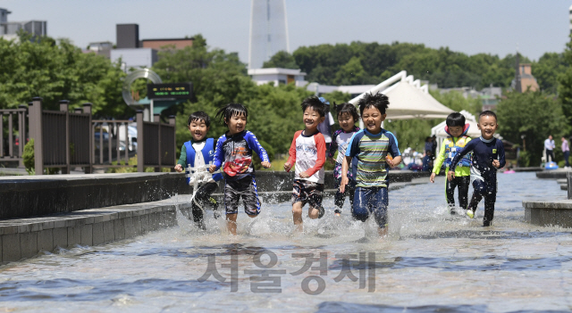 22일 오전 정식 개장한 서울 송파구 성내천 물놀이장을 찾은 관내 어린이집 원생들이 물놀이를 즐기고 있다. 송파구는 오는 8월 31일까지 물놀이장을 운영할 예정이다./송은석기자