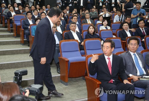 비박 '혁신안 강행', 친박 ''김성태는 홍준표 시즌2' 한국당 계파싸움에 냉기만...