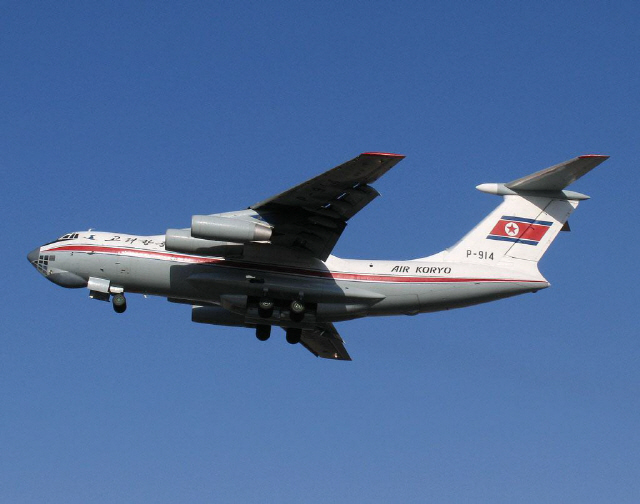 북한 고려항공 소속 IL-76 수송기. 한국도 대소련 차관 상환용(불곰사업)으로 도입을 검토했던 제트수송기다. 4발 엔진을 단 이 수송기로 북한은 싱가포르까지 방탄차를 수송했다. 고려항공뿐 아니라 북한 공군도 이 기종을 보유, 운용하나 한국 공군은 제트수송기를 가지고 있지 않다.