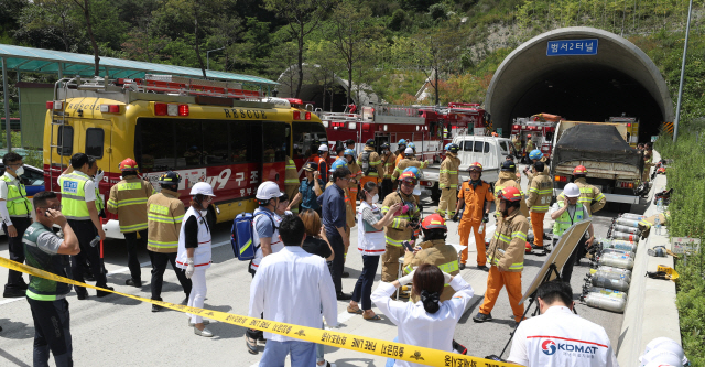 22일 오후 울산포항고속도로 범서제2터널에서 발생한 차량 화재로 터널 입구가 통제되고 있다./연합뉴스