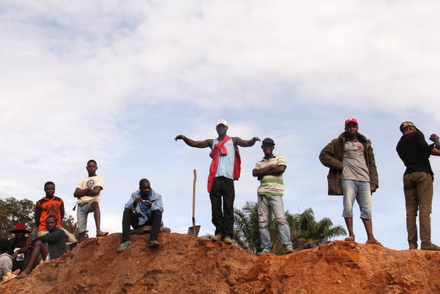 콩고 콜웨지의 코발트 광산에서 지난해 2월 광부들이 조업 개시를 기다리고 있다.    /콜웨지=블룸버그통신