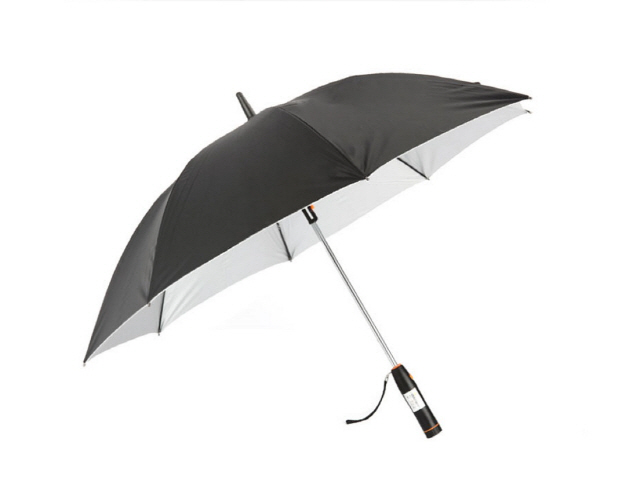 펀샵에서 판매하는 ‘선풍기 우산’은 우산을 펴면 제품 내에 있는 팬이 시원한 바람을 선사한다. 팬은 보호망 안에 들어 있어 머리카락이 끼일 염려 없이 안전하게 사용할 수 있다. /사진제공=펀샵