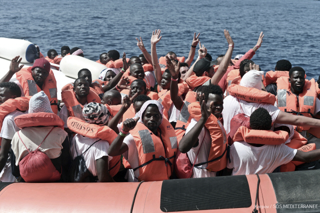 지난 12일(현지시간) 지중해 난민구조선 ‘아쿠아리우스’에서 내린 난민들이 고무투브로 옮겨타고 있다. 이탈리아와 몰타에서 잇따라 입항이 거부된 뒤 스페인으로 향한 난민구조선 아쿠아리우스는 난민을 둘러싸고 파열음을 내고 있는 유럽연합(EU)을 상징하는 존재가 됐다. /AP연합뉴스