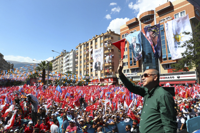 터키 대선·총선을 사흘 앞둔 21일(현지시간) 카라만마라슈에서 레제프 타이이프 에르도안 대통령이 자신이 이끄는 ‘정의개발당’(AKP) 지지자들에게 유세를 하며 손을 흔들고 있다. /카라만마라슈=AP연합뉴스