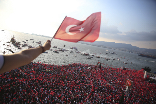 터키 대선·총선을 사흘 앞둔 21일(현지시간) 이즈미르에서 제1야당인 ‘공화인민당(CHP)’ 대선 후보 무하렘 인제의 지지자들이 터키 국기를 흔들며 집회에 참석하고 있다. /이즈미르=AP연합뉴스