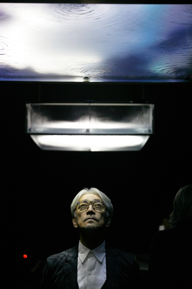 세계적인 현대 음악가 류이치 사카모토가 전시회에 앞서 작품들을 직접 점검하고 있다. /사진제공=글린트