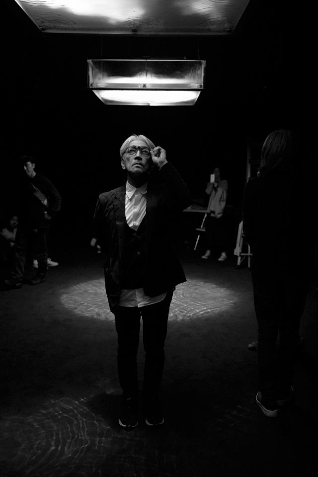 세계적인 현대 음악가 류이치 사카모토가 전시회에 앞서 작품들을 직접 점검하고 있다. /사진제공=글린트