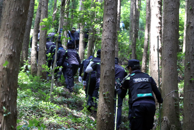 전남 강진에서 실종된 여고생을 찾기 위해 21일 경찰이 의심 지역을 수색하고 있다. /연합뉴스