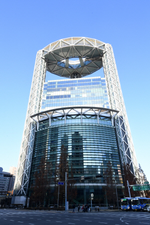1999년 준공된 종각역 ‘종로타워’. 삼성은 종로타워를 끝으로 도심에서 대형 개발 사업을 추진하지 않았다. /사진=서울경제DB
