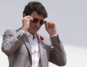 선물받은 선글라스를 착용한 쥐스탱 트뤼도 캐나다 총리