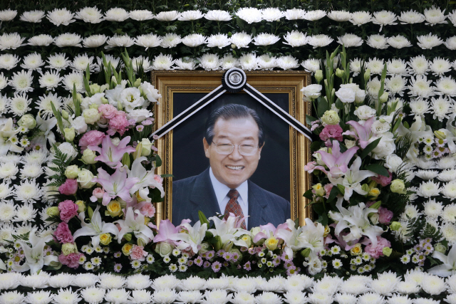 서울아산병원 장례식장에 마련된 김종필 전 국무총리의 빈소에 영정이 놓여 있다./사진공동취재단