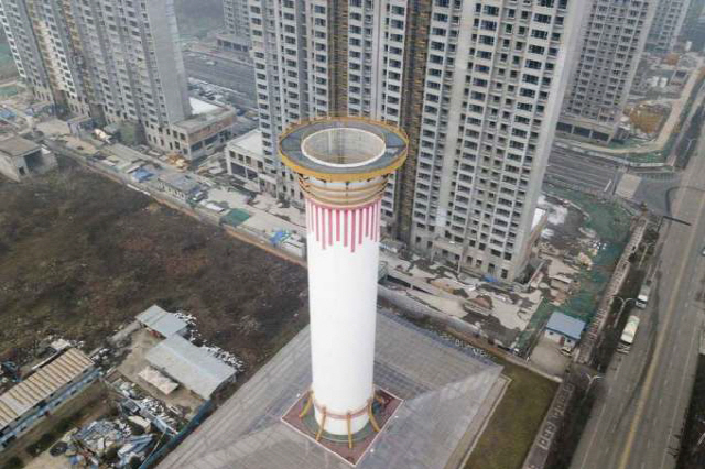 중국 시내에 설치된 대형 공기정화탑 = 사진/바이두