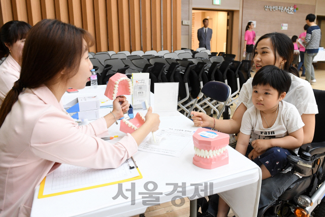 24일 서울 서초구청에서 열린 '우리는 한가족 외국인 건강축제'를 찾은 참가자들이 건강검진을 받고 있다. 서초구청은 관내 다문화가정, 중국동포, 외국인근로자 등 150여명을 대상으로 치과, 안과, 한방과 등 8개 분야 무료 건강검진을 실시했다./권욱기자ukkwon@sedaily.com