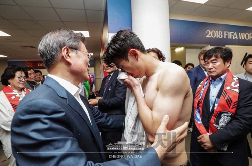 문재인 대통령이 러시아 월드컵 멕시코전에서 패배한 한국 대표팀의 라커룸을 방문해 울먹이는 손흥민을 다독이고 있다./청와대 페이스북 캡처