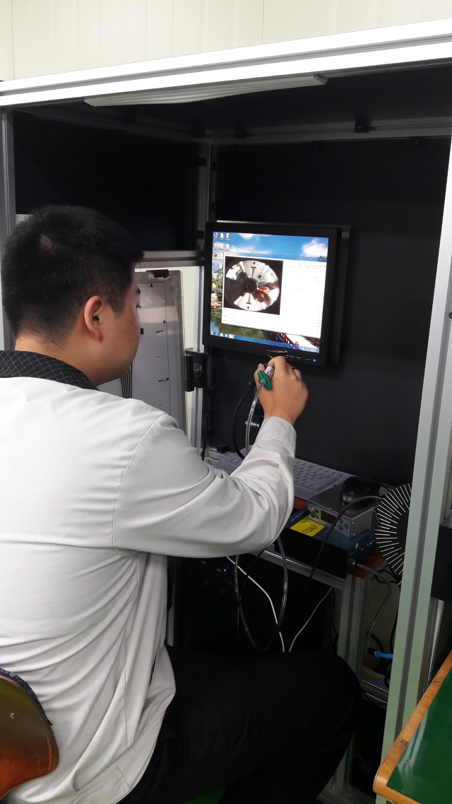 구미 산업단지에 위치한 헥스하이브 본사에서 한 직원이 ‘피오르360’ 블랙박스에 장착될 돔렌즈의 성능을 테스트하고 있다. /사진=헥스하이브