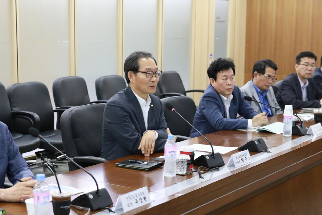 황규연(왼쪽 첫번째) 한국산업단지공단 이사장이 지난 20일 대구 본사에서 열린 기자간담회에서 청년 친화형 산업단지 조성에 대해 설명하고 있다./사진제공=한국산업단지공단