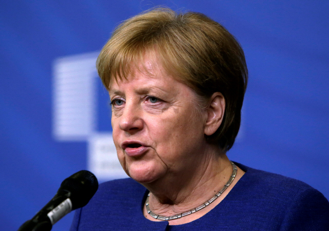 앙겔라 메르켈 독일 총리가 24일(현지시간) 브뤼셀에서 열린 비공식 미니 유럽연합(EU) 정상회의에서 난민 문제에 대해 언급하고 있다. /브뤼셀=AFP연합뉴스