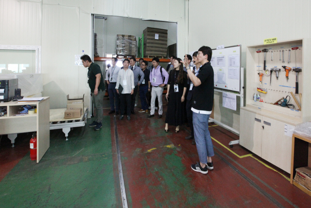가업승계기업협의회 회원들이 지난 22일 경기도 파주 코아스 공장을 둘러보고 있다. /사진제공=중기중앙회