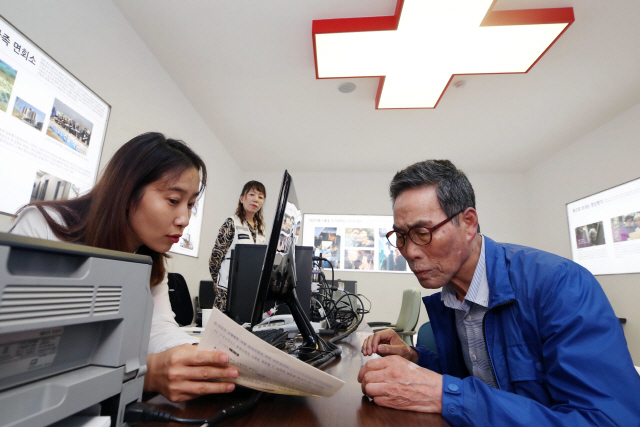 25일 서울 중구 대한적십자사 본사에서 황해도 옹진 출신의 김영길(78) 할아버지가 이산가족 상봉을 신청하고 있다./출처=연합뉴스