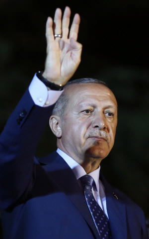 에르도안 터키 대통령 재선 성공...30년 장기집권 문 열어