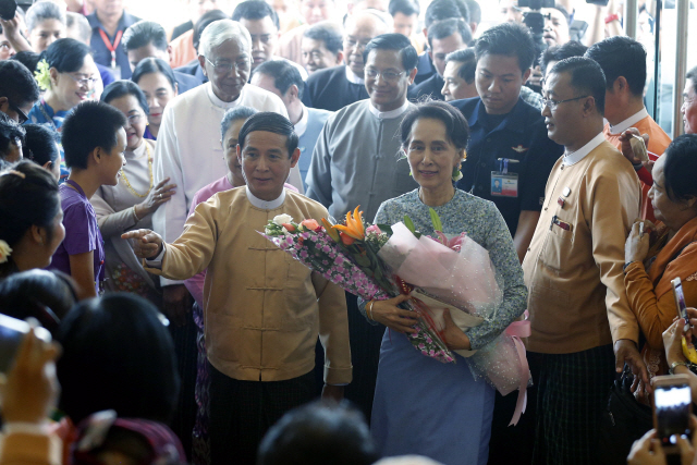미얀마의 실권자 아웅산 수지가 지난 19일(현지시간) 수도 네피도에 위치한 의회에서 73세 생일을 축하받고 있다. /네피도=EPA연합뉴스