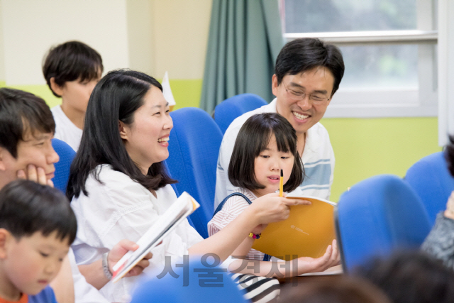 넷마블문화재단이 지난 22일 서울 용산 후암초등학교에서 개최한 ‘게임소통교육’에 참가한 후암초등학교 학부모와 학생이 들 즐거운 표정으로 교육에 참여하고 있다. /사진제공=넷마블문화재단