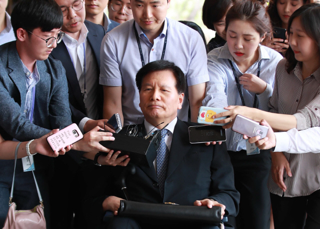 이채필 전 고용노동부 장관이 25일 서울 서초동 중앙지검에 이명박 정부 시절 국가정보원의 ‘양대노총 파괴공작 의혹’과 관련해 소환돼 검찰 청사로 들어서며 취재진의 질문을 받고 있다./연합뉴스